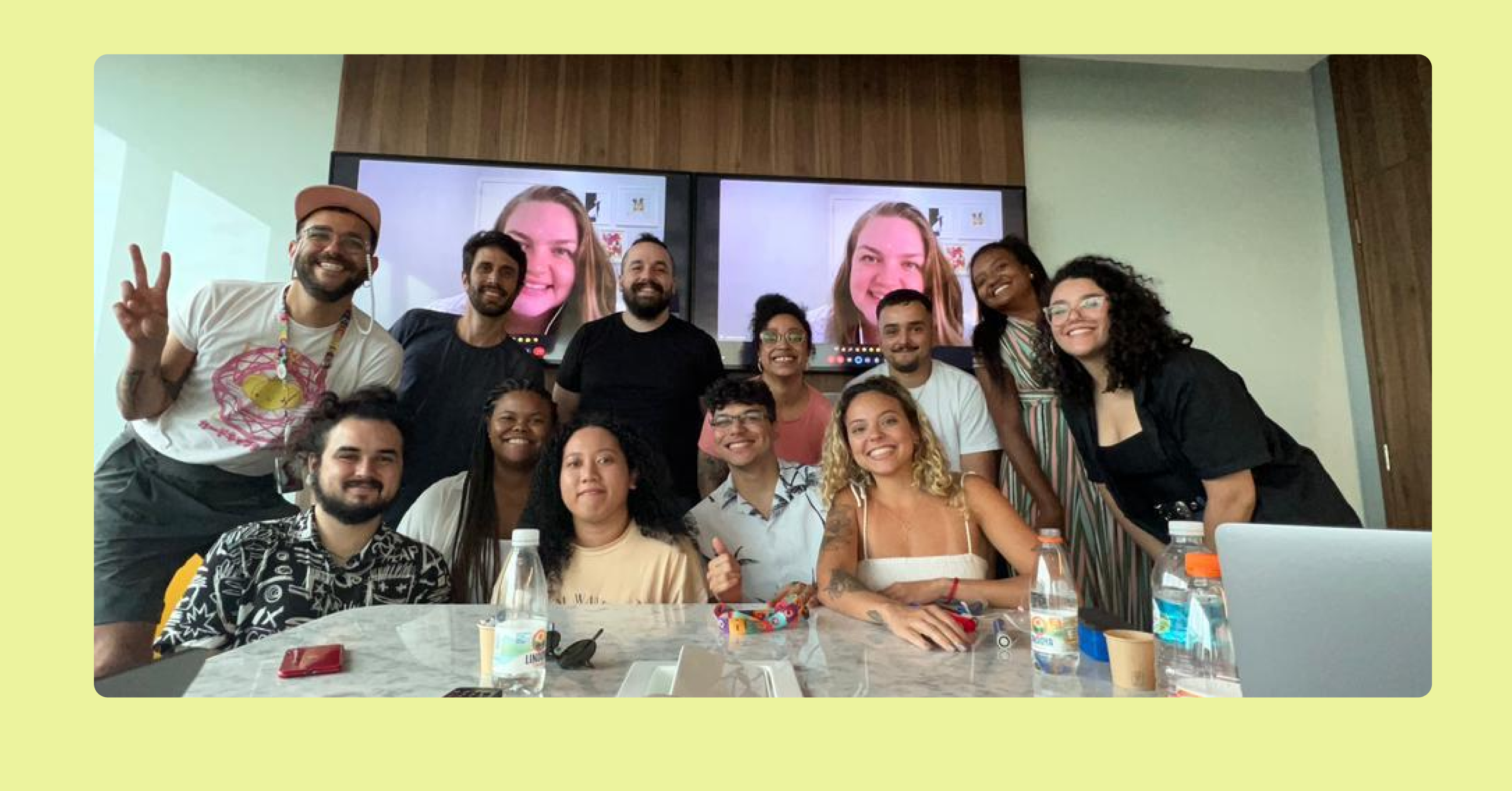 Time da Youse em reunião presencial e remota